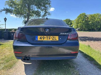 BMW 523