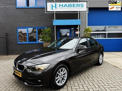 Bruin, metallic lak Gebruikt 2015 BMW 318 Comfort Edition Sedan | € 11.945 (Goede deal)
