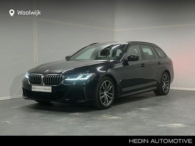 M carbonschwarz metallic (donker zwart metallic) Gebruikt 2021 BMW 520 Executive Stationwagen | € 39.880 (Duur)