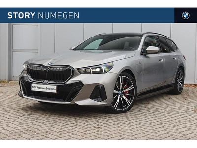 Grijs Gebruikt 2025 BMW 550e M Sport Stationwagen | € 89.950 (Duur)