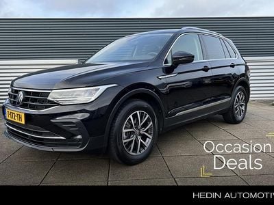 Zwart Occasion 2023 VW Tiguan Life SUV | € 34.495 (Super prijs)