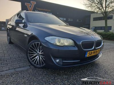 Grijs, metallic lak Gebruikt 2011 BMW 520 Executive Stationwagen | € 12.950