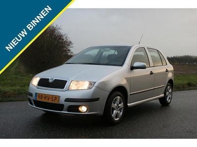 Grijs (metallic) Gebruikt 2005 Skoda Fabia Elegance Hatchback | € 1.649 (Eerlijke prijs)