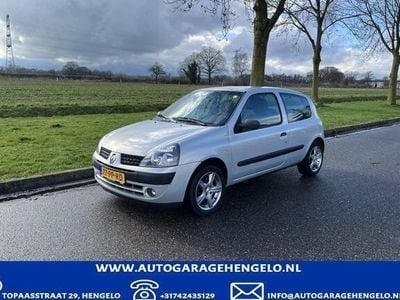 Grijs Gebruikt 2004 Renault Clio II Authentique Hatchback | € 1.249 (Duur)