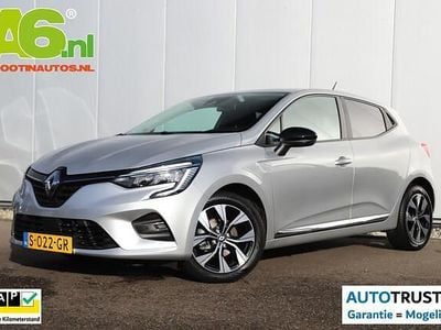 Grijs Gebruikt 2023 Renault Clio V Evolution Hatchback | € 14.900 (Eerlijke prijs)