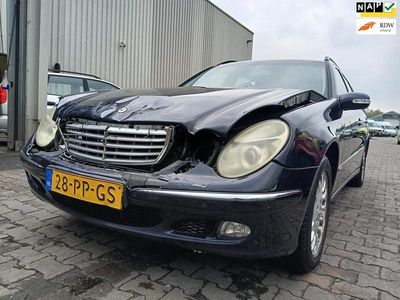 Blauw, metallic lak Gebruikt 2004 Mercedes E200 Elegance Stationwagen | € 995