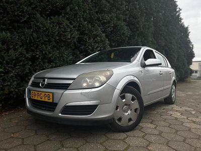 Grijs Gebruikt 2004 Opel Astra Enjoy Hatchback | € 1.000 (Eerlijke prijs)