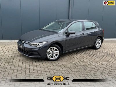Grijs Gebruikt 2022 VW Golf VIII Life Hatchback | € 18.335 (Eerlijke prijs)