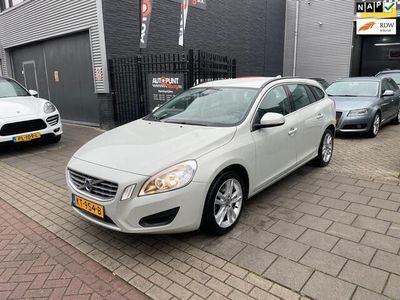 Wit, metallic lak Gebruikt 2011 Volvo V60 R-Design Stationwagen | € 4.999 (Eerlijke prijs)