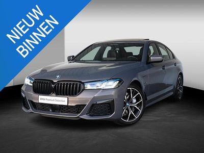Grijs Occasion 2022 BMW 545e M Sport Sedan | € 57.895 (Eerlijke prijs)