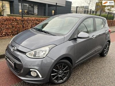 Grijs (metallic) Gebruikt 2015 Hyundai i10 Hatchback | € 7.450 (Eerlijke prijs)