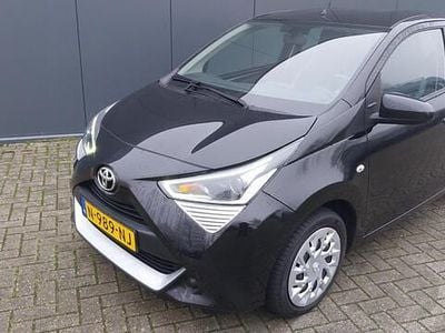 Zwart Gebruikt 2022 Toyota Aygo X-play Hatchback | € 11.750 (Super prijs)