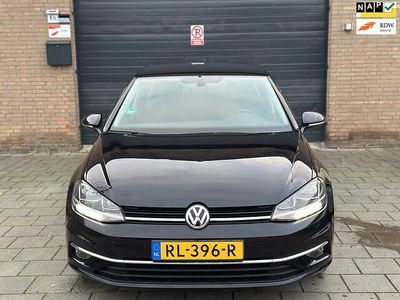 Zwart (metallic) Gebruikt 2018 VW Golf VII Comfortline Hatchback | € 9.950 (Goede deal)