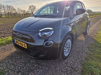 Zwart (metallic) Gebruikt 2022 Fiat 500e Action Hatchback | € 12.900 (Eerlijke prijs)