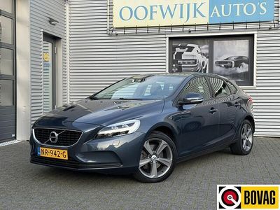 Blauw Gebruikt 2017 Volvo V40 Momentum Hatchback | € 12.950 (Eerlijke prijs)