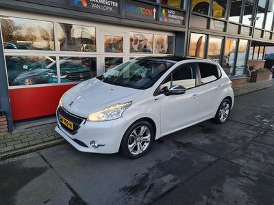 Wit Gebruikt 2015 Peugeot 208 Style Hatchback | € 7.950 (Iets duurder)