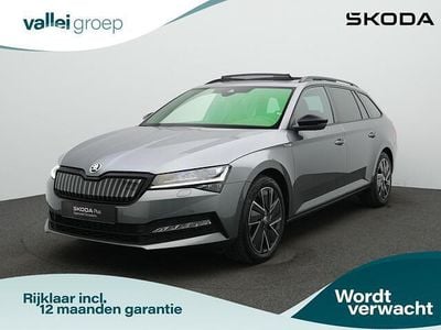 Grijs (metallic) Occasion 2023 Skoda Superb SportLine Hatchback | € 34.900 (Eerlijke prijs)