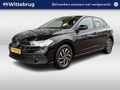 Zwart Occasion 2023 VW Polo Life Hatchback | € 17.750 (Goede deal)