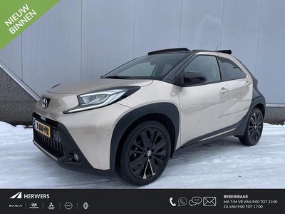 Ginger beige metallic / zwart dak Occasion 2024 Toyota Aygo X Premium SUV | € 22.485 (Duur)