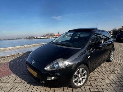 Zwart Occasion 2014 Fiat Punto Lounge Hatchback | € 3.999 (Eerlijke prijs)