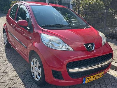 Rood Gebruikt 2009 Peugeot 107 Hatchback | € 3.500 (Eerlijke prijs)