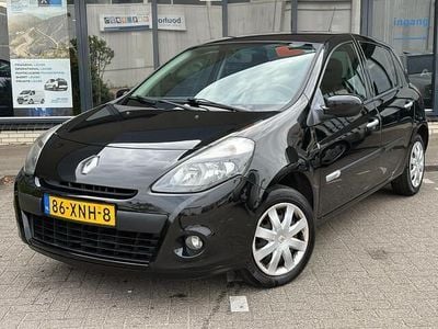 Zwart Gebruikt 2012 Renault Clio IV Authentique Hatchback | € 3.450 (Eerlijke prijs)