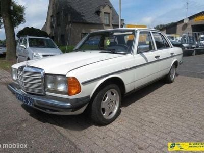 Wit Occasion 1977 Mercedes 200 Sedan | € 2.000