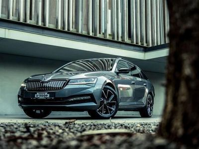 Grijs Gebruikt 2023 Skoda Superb SportLine Stationwagen | € 48.950