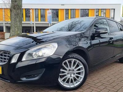 Zwart (metallic) Gebruikt 2012 Volvo V60 Kinetic Stationwagen | € 8.940 (Eerlijke prijs)