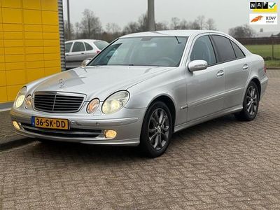 Grijs (metallic) Occasion 2006 Mercedes E200 Avantgarde Sedan | € 3.995 (Goede deal)