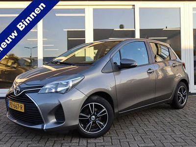 Grijs (metallic) Gebruikt 2016 Toyota Yaris Hatchback | € 8.999 (Eerlijke prijs)