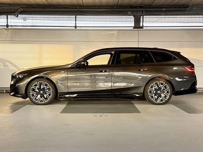 Grijs Occasion 2025 BMW 550e Comfort Edition Stationwagen | € 84.900 (Duur)