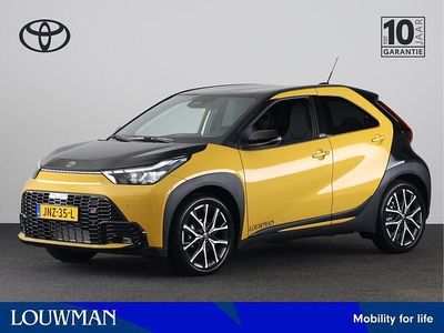 Mustard metallic / zwart dak (geel metallic) Occasion 2025 Toyota Aygo X Sport SUV | € 30.200
