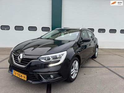 Zwart (metallic) Gebruikt 2017 Renault Mégane GrandTour Zen Stationwagen | € 7.925 (Eerlijke prijs)