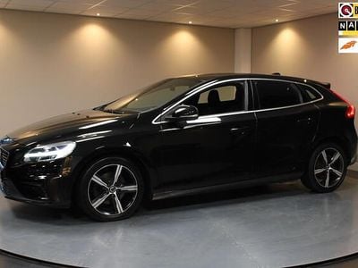 Zwart (metallic) Gebruikt 2017 Volvo V40 Business Edition Hatchback | € 16.440 (Eerlijke prijs)