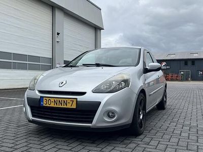 Grijs Occasion 2010 Renault Clio II Authentique Hatchback | € 2.950 (Duur)