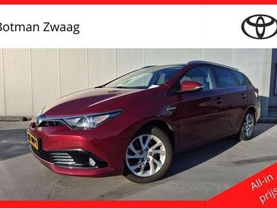 Rood Occasion 2017 Toyota Auris Touring Sports Stationwagen | € 18.499