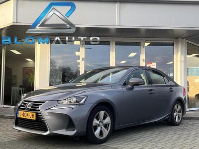 Grijs (metallic) Gebruikt 2018 Lexus IS300h Sedan | € 17.990 (Super prijs)