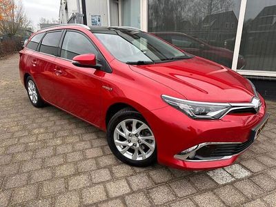 Rood Occasion 2015 Toyota Auris Touring Sports Stationwagen | € 8.950 (Iets duurder)