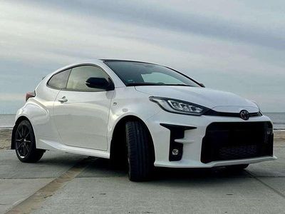 Wit Gebruikt 2022 Toyota Yaris Sedan | € 49.950