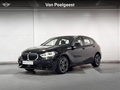 Zwart (metallic) Gebruikt 2023 BMW 118 Shadowline Hatchback | € 28.900 (Eerlijke prijs)