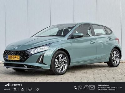 Mangrove green Occasion 2025 Hyundai i20 Comfort Hatchback | € 26.835 (Iets duurder)