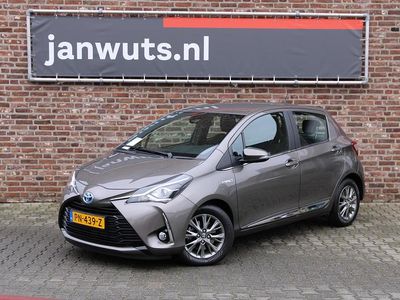 Grijs (metallic) Occasion 2017 Toyota Yaris Hybrid Executive Hatchback | € 17.950 (Iets duurder)