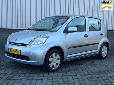 Occasion Daihatsu Sirion 87 PK (63 kW) 2005 Grijs Hatchback