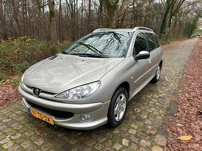 Grijs (metallic) Gebruikt 2006 Peugeot 206 Stationwagen | € 1.850 (Iets duurder)