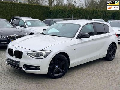 Wit (metallic) Occasion 2013 BMW 114 Sport Line Hatchback | € 8.950 (Iets duurder)