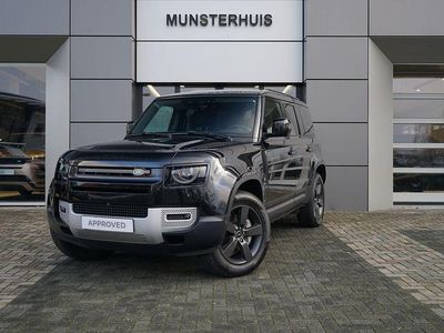 Santorini black (zwart metallic)zwart Occasion 2023 Land Rover Defender SE SUV | € 82.950 (Iets duurder)