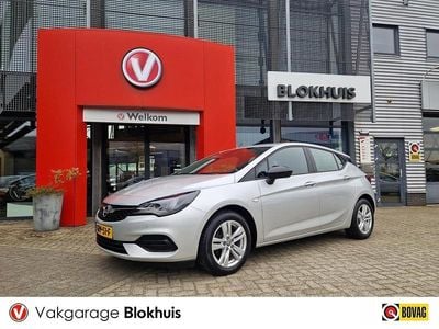 Grijs Gebruikt 2021 Opel Astra Edition Hatchback | € 12.945 (Eerlijke prijs)