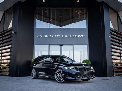 Zwart (metallic) Gebruikt 2024 BMW 330e M Sport Stationwagen | € 48.495 (Eerlijke prijs)