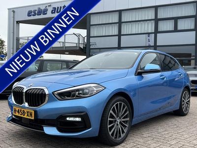 tweedehands BMW 118 1-SERIE i Automaat 140 pk High Executive Edition Panoramadak Trekhaak Leer Sportstoelen Life Cockpit Professional 18 Inch Styling 488 DAB Stoelverwarming Led Koplampen Parkeersensoren V+A NL Auto 1e Eigenaar Super Compleet !